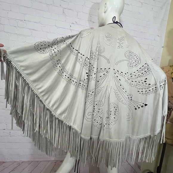LENA GABRIELLE NEW YORK laser cut micro suede women’s shawl poncho in Grey OSFA - Picture 8 of 17
